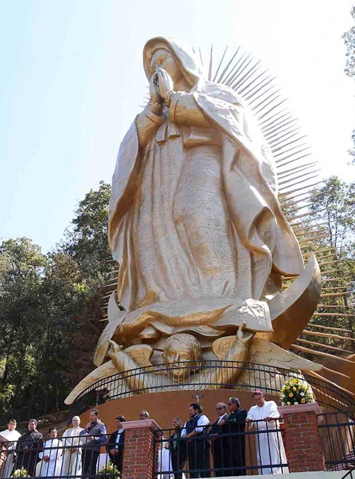 Santuario de Chalma con peregrinos en la entrada