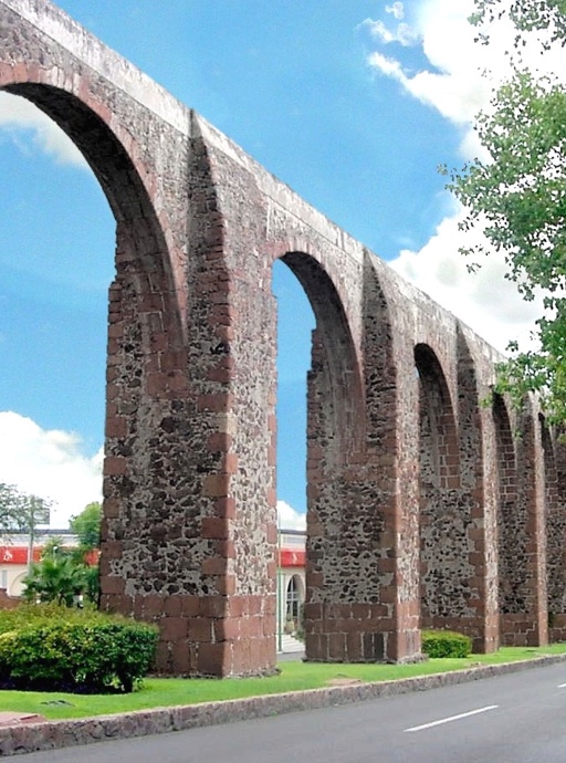 Acueducto de Querétaro y plaza principal